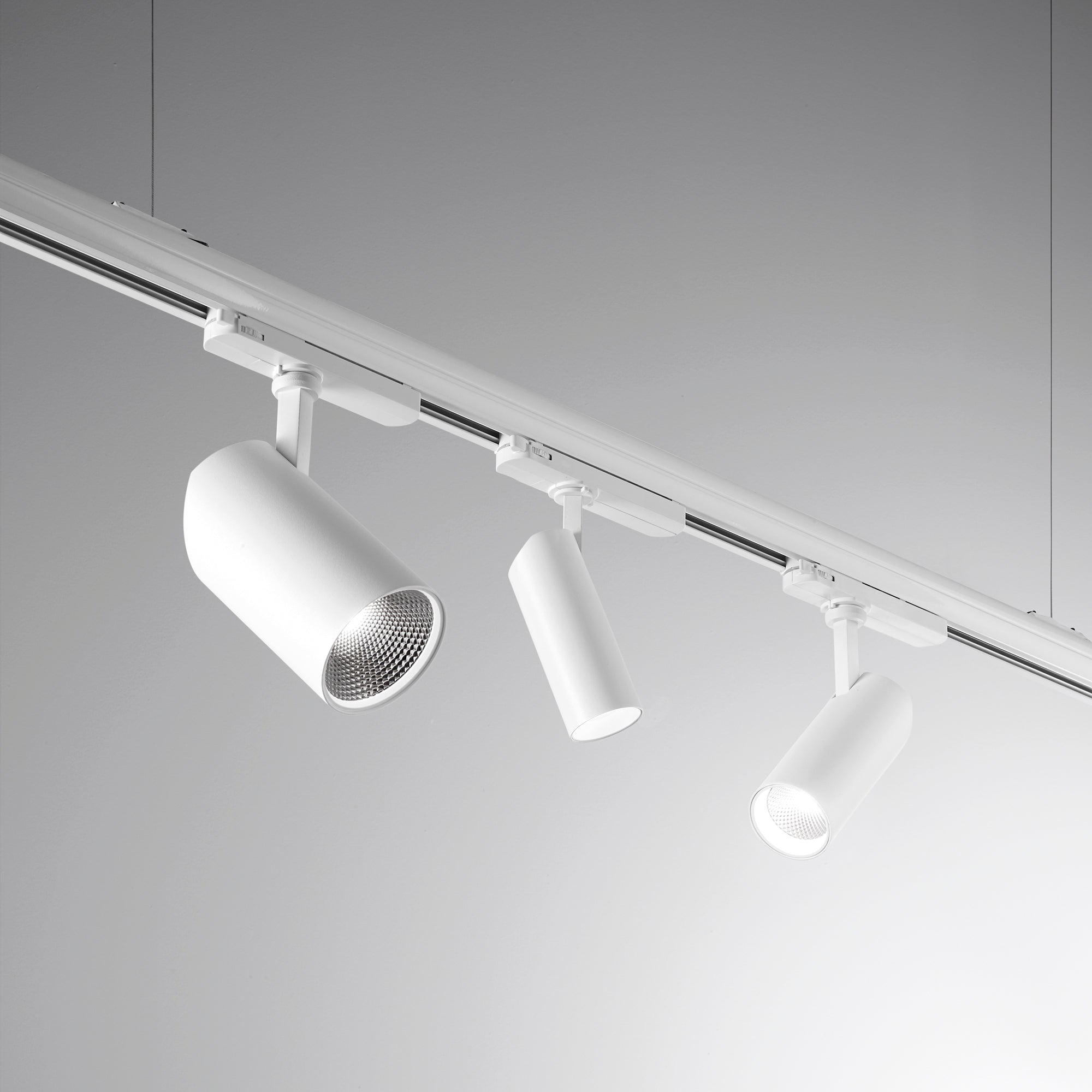 Phare LED action blanc avec adaptateur triphasé invisible LED 42W 3000K (lumière chaude) – Image 3