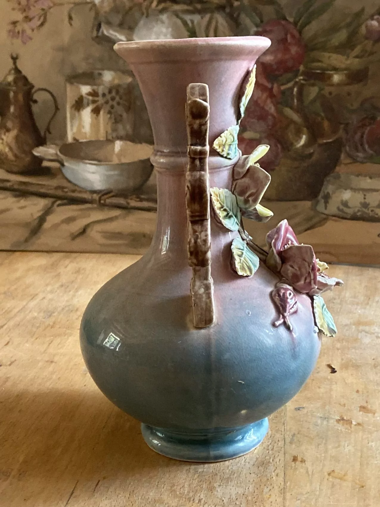 Un vase en barbotine au charme désuet, typique de l’époque 1900 – Image 8