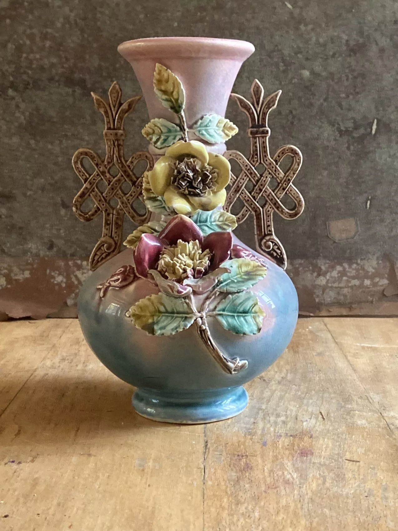 Un vase en barbotine au charme désuet, typique de l’époque 1900 – Image 4