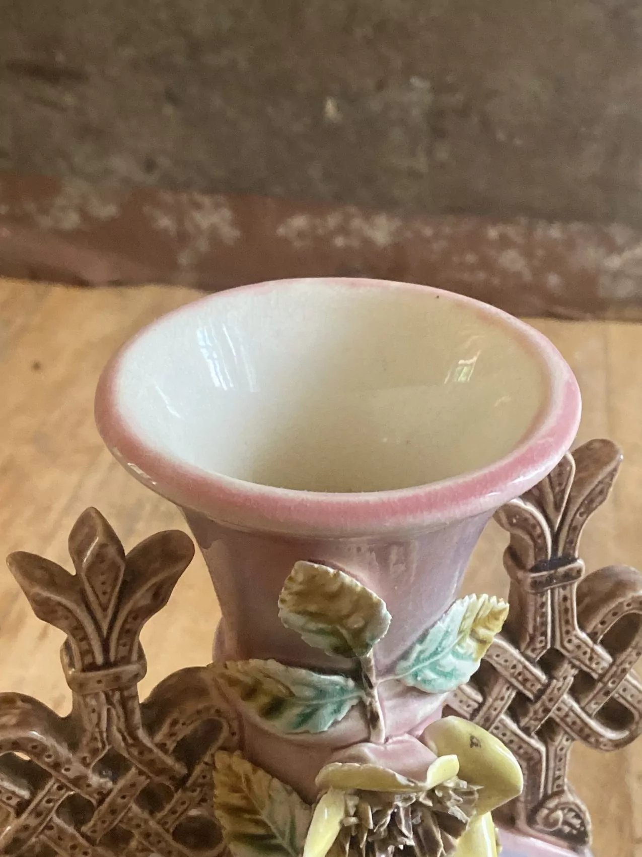 Un vase en barbotine au charme désuet, typique de l’époque 1900 – Image 3